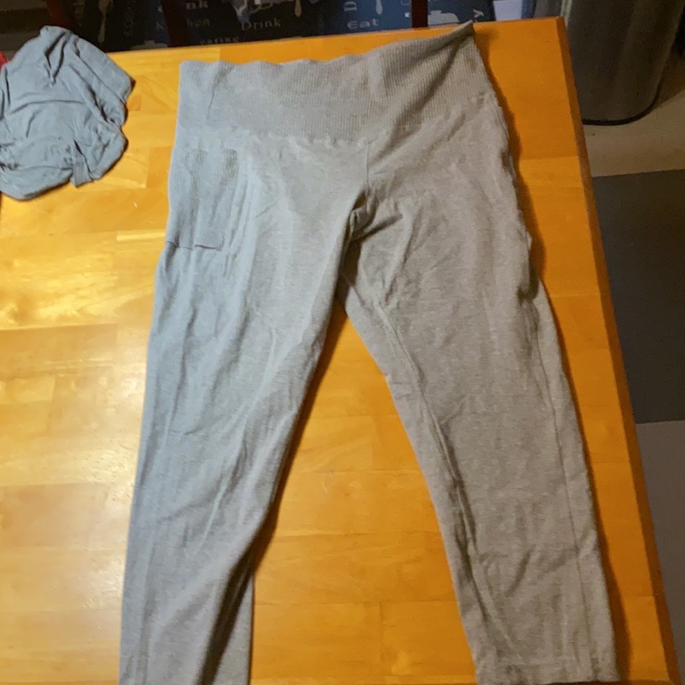 Grey leggings with pockets